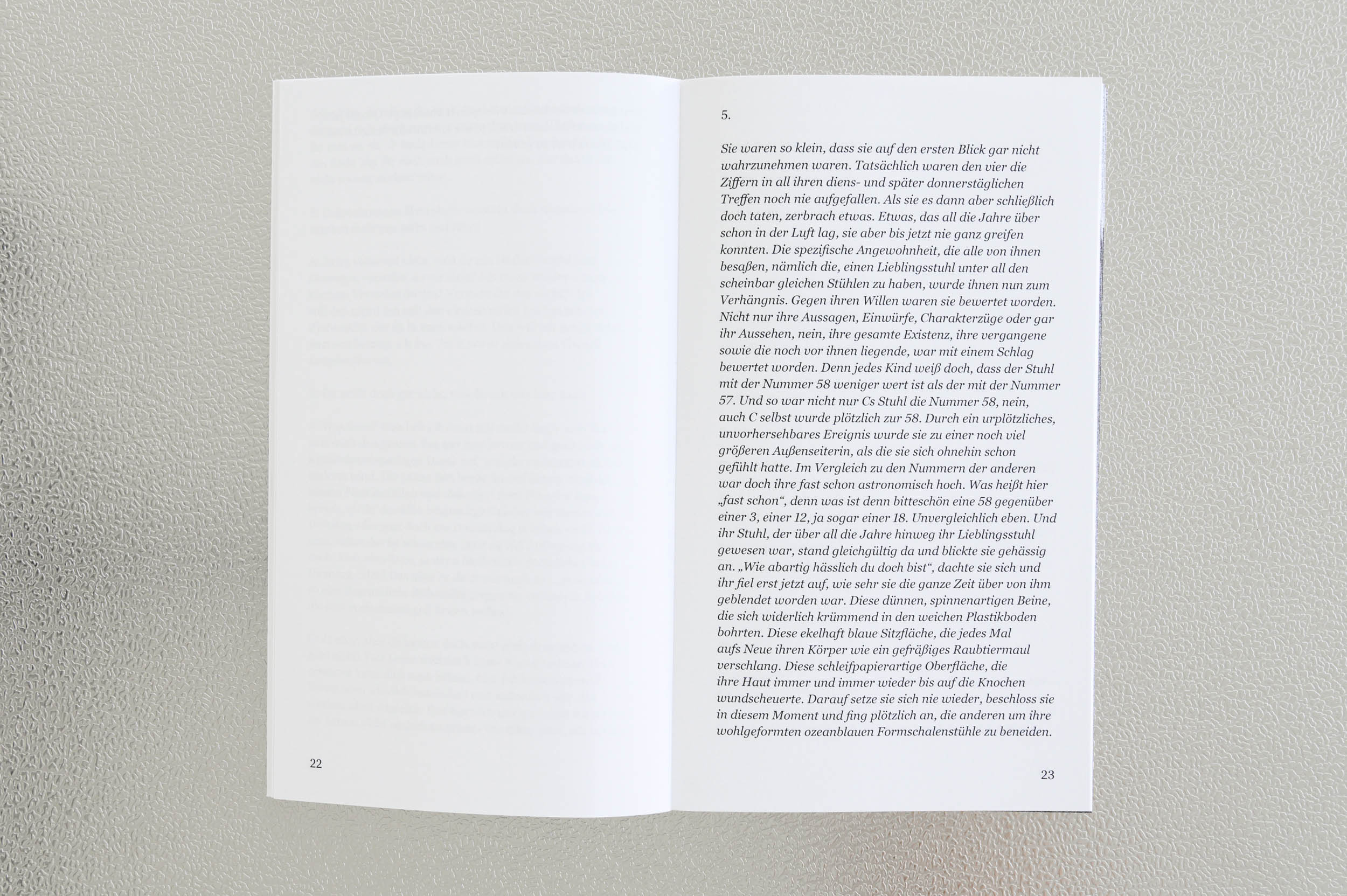 Edgar Lessig – Eine Ewigkeit lang Ozeanblau / An Eternity of Ocean Blue, Artist's Book, 2021 at University of Arts Linz